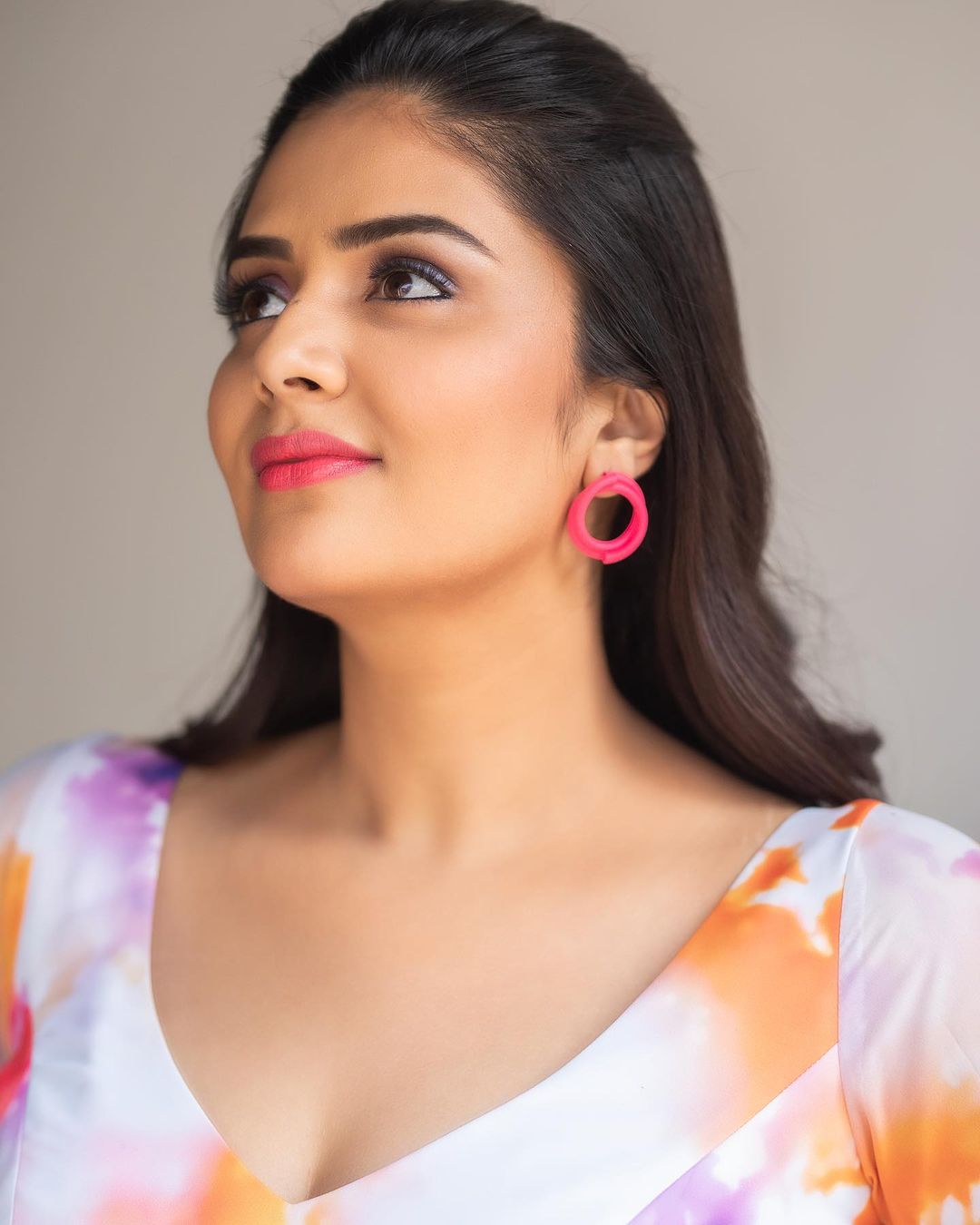 TELUGU TV ACTRESS SREEMUKHI STILLS IN MINI WHITE SKIRT 3